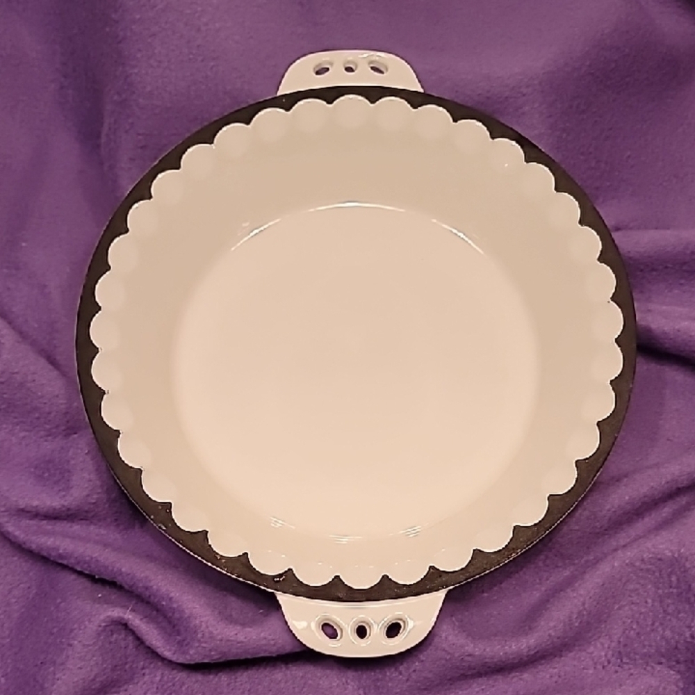 0704. Inspired Home ~ White Baked Enamel and Black Scalloped Pie/Quiche Dish ~